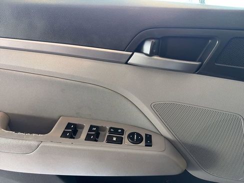 Used 2017 Hyundai Elantra SE image 20