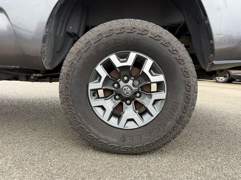 Used 2017 Toyota Tacoma SR5 RWD image 5