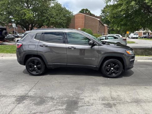 Used 2018 Jeep Compass Latitude FWD image 8