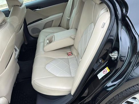 Used 2019 Toyota Camry XLE image 11