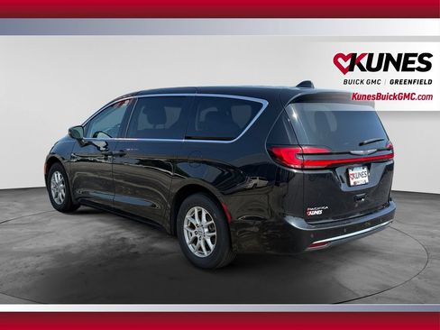 Used 2023 Chrysler Pacifica Touring-L FWD image 8