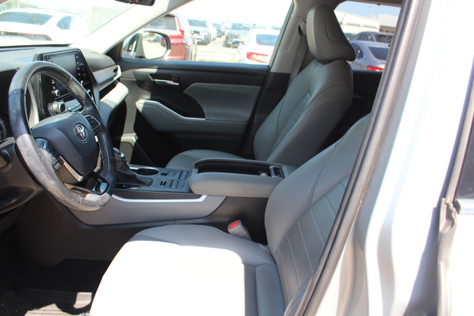 Used 2020 Toyota Highlander XLE AWD/4WD image 23