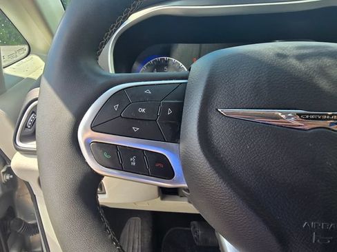 Used 2024 Chrysler Pacifica Touring-L FWD image 29