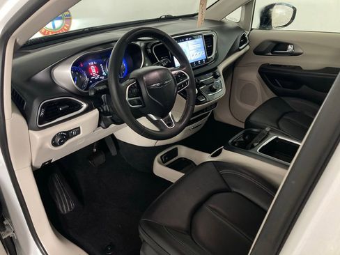 Used 2024 Chrysler Pacifica Touring-L image 10