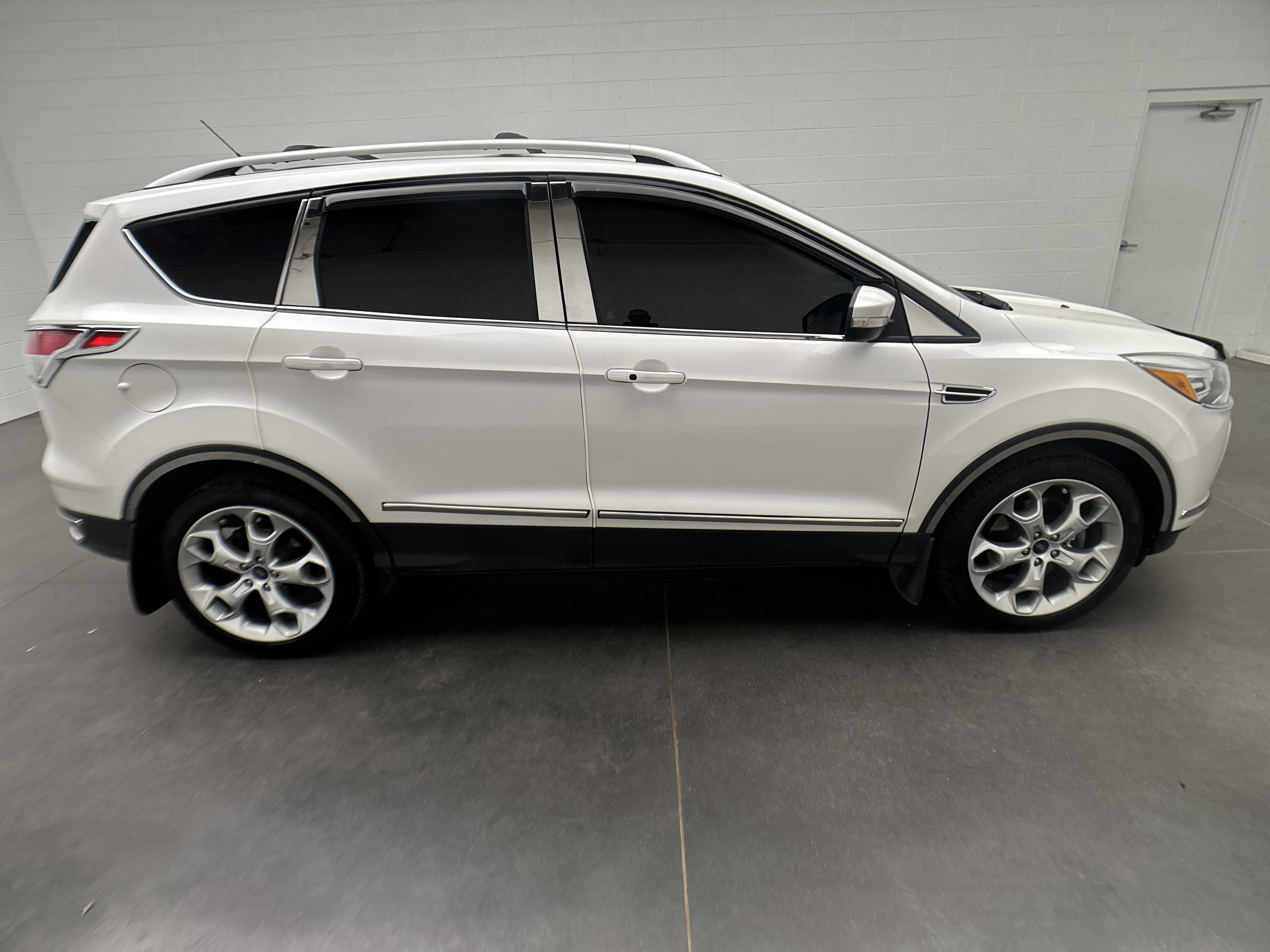 Used 2013 Ford Escape Titanium FWD image 9
