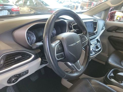 Used 2018 Chrysler Pacifica Touring-L image 11