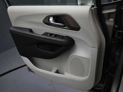 Used 2017 Chrysler Pacifica Touring-L FWD image 11