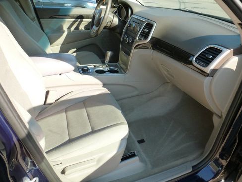 Used 2012 Jeep Grand Cherokee Laredo w/ Laredo E Group image 11