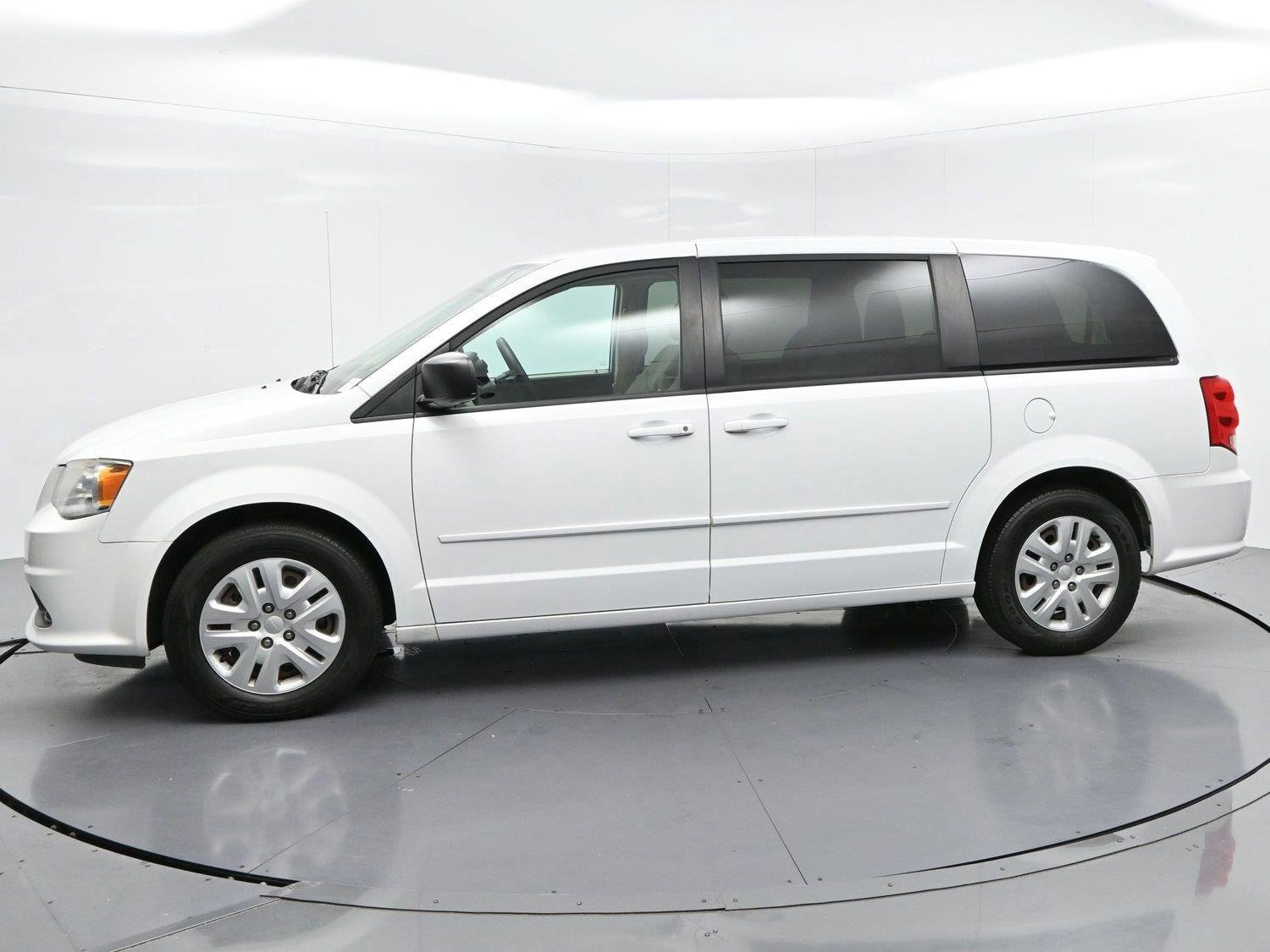 Used 2017 Dodge Grand Caravan SE FWD image 4