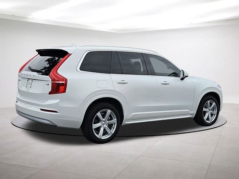Used 2022 Volvo XC90 T5 Momentum image 7