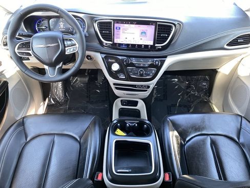 Used 2023 Chrysler Pacifica Touring-L FWD image 18