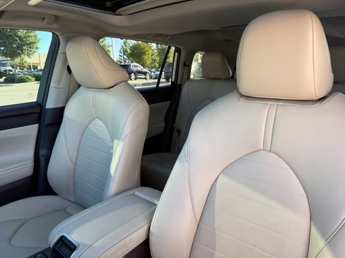 Used 2022 Toyota Highlander XLE FWD image 11