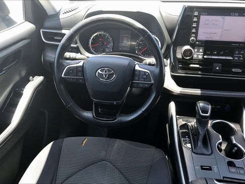 Used 2020 Toyota Highlander LE FWD image 6