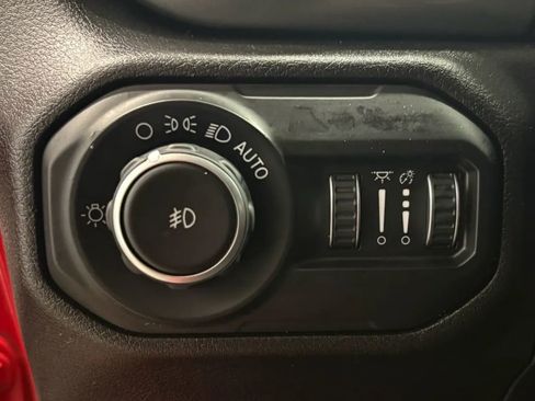 Used 2019 Jeep Wrangler Unlimited Sahara w/ Safety Group AWD/4WD image 19