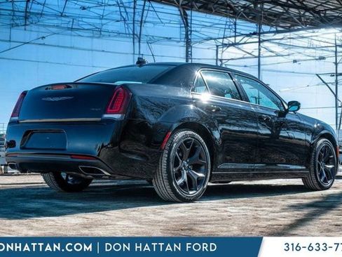 Used 2022 Chrysler 300 Touring w/ Sport Appearance Package image 31