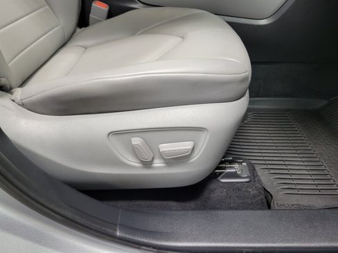 Used 2021 Toyota Highlander XLE AWD/4WD image 43