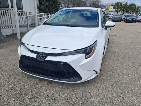 Used 2021 Toyota Corolla LE image 3