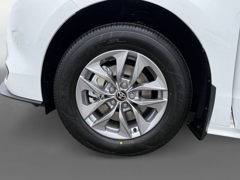 New 2026 Toyota Sienna LE image 14