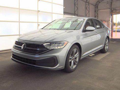Used 2024 Volkswagen Jetta SE FWD image 2