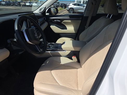 Used 2023 Toyota Highlander Platinum AWD/4WD image 7