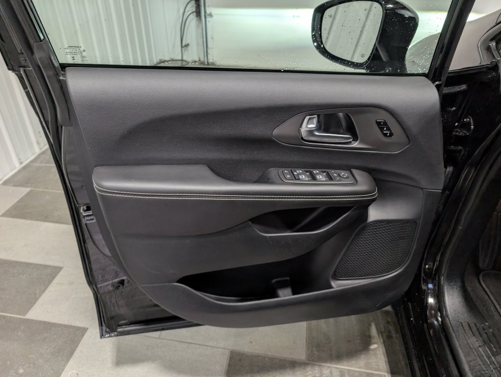 Used 2027 Chrysler Pacifica Limited FWD image 14