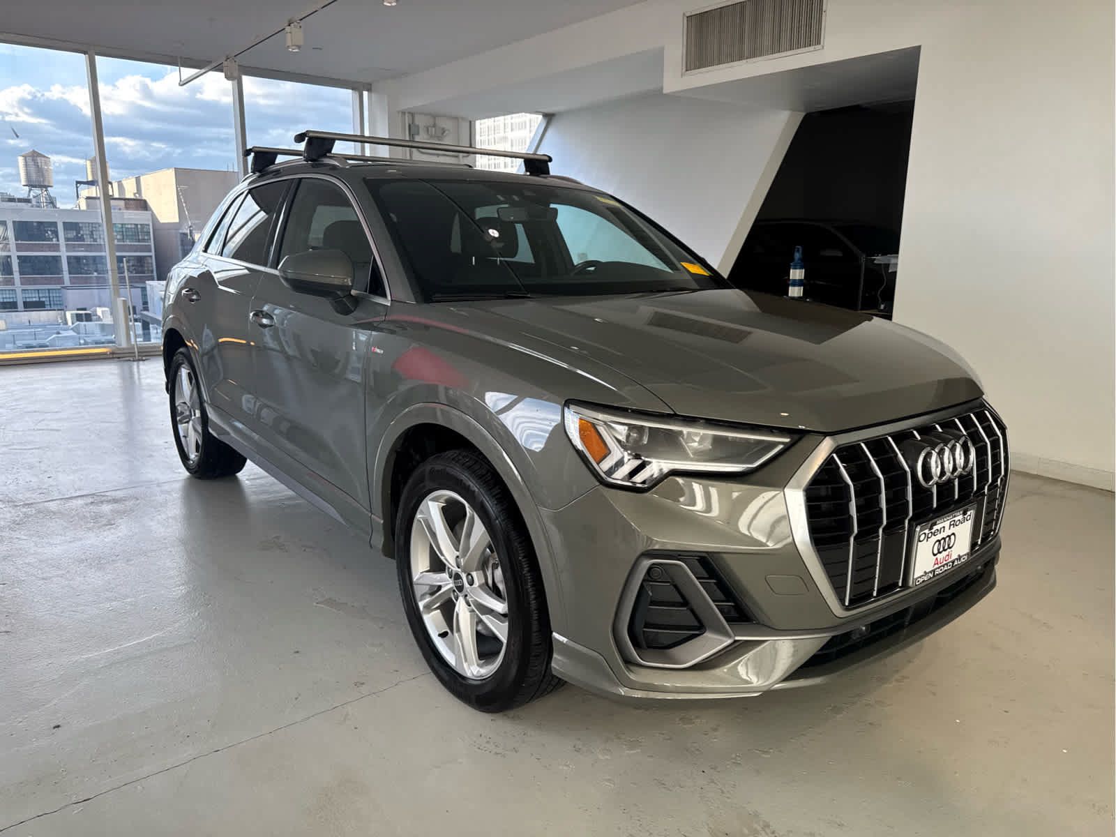 Used 2024 Audi Q3 2.0T Premium w/ Convenience Package AWD/4WD image 2