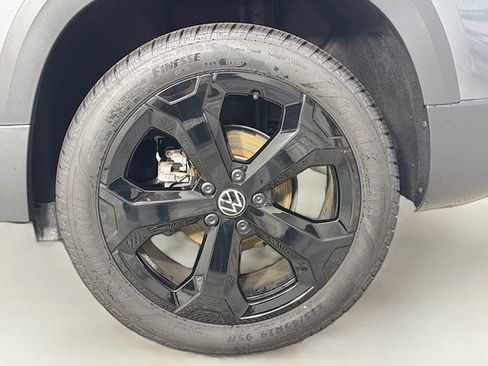 Used 2025 Volkswagen Taos SEL image 31