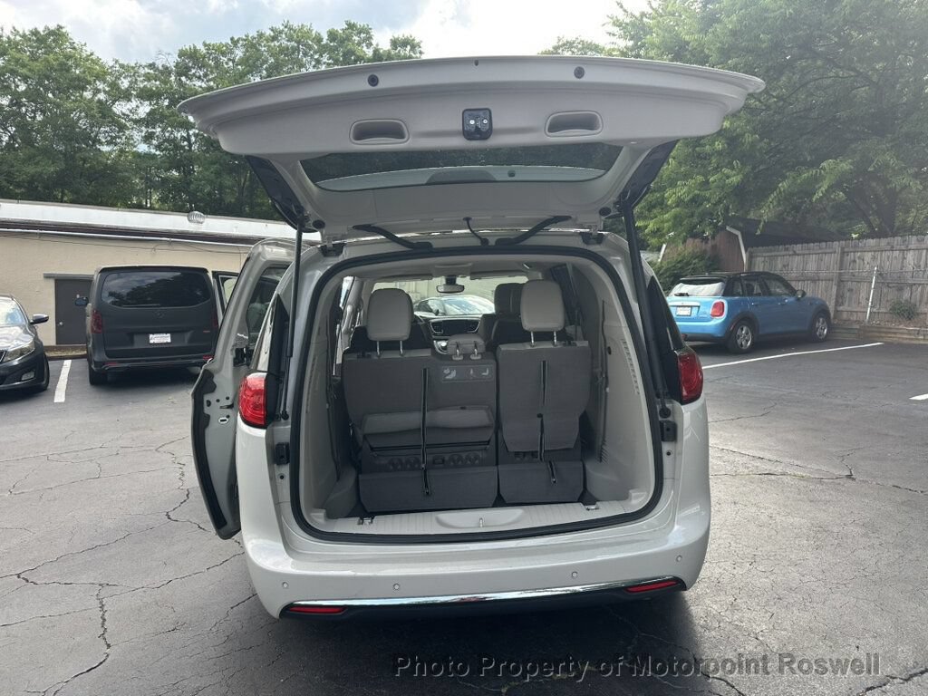 Used 2017 Chrysler Pacifica Touring-L FWD image 21