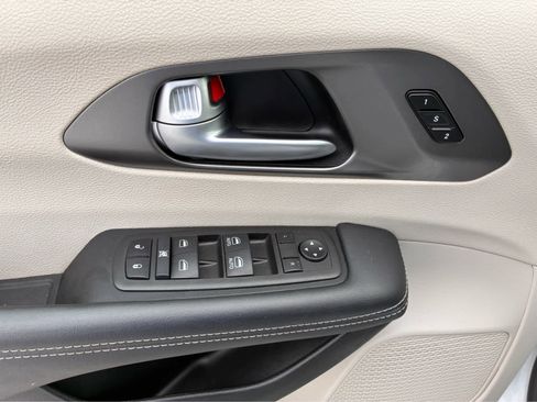 Used 2024 Chrysler Pacifica Touring-L image 16