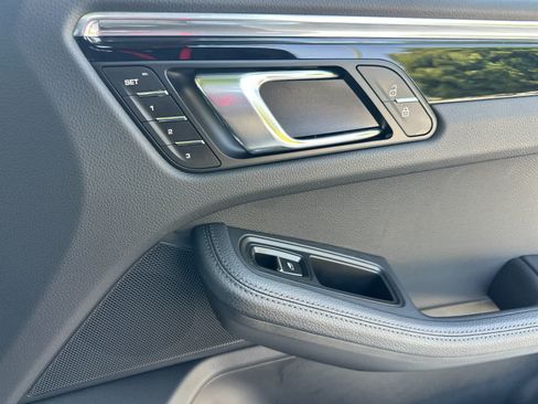 Certified 2025 Porsche Macan AWD/4WD image 19