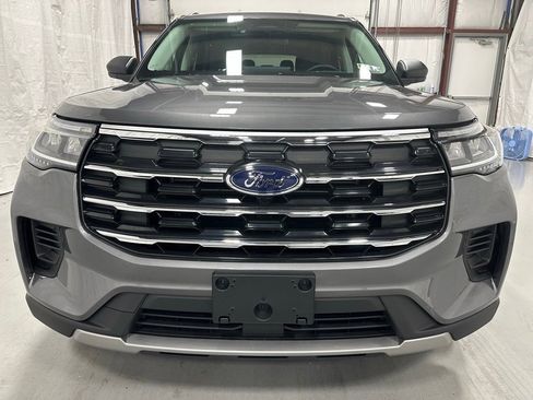 Used 2025 Ford Explorer Active image 2