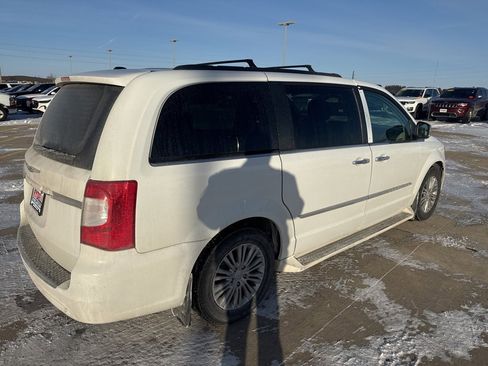 Used 2016 Chrysler Town & Country Touring-L image 5