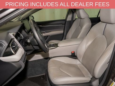Used 2022 Toyota Camry XLE w/ Navigation Upgrade Package FWD image 9