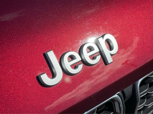 Used 2025 Jeep Grand Cherokee Laredo X w/ Luxury Tech Group I image 8