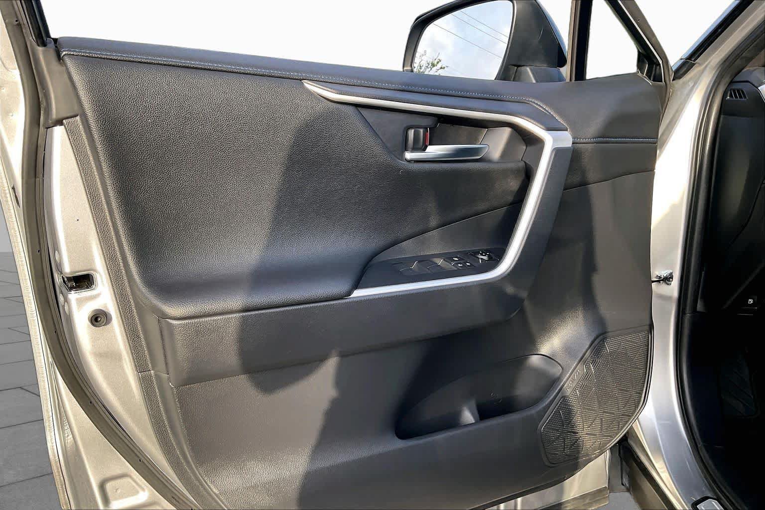 Used 2025 Toyota RAV4 XSE AWD/4WD image 22