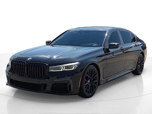 Used 2022 BMW 740i w/ M Sport Package image 2