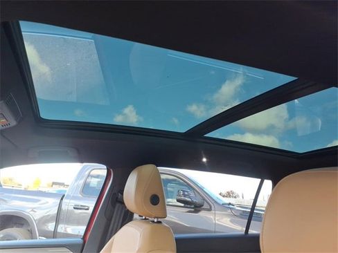 Used 2022 Volkswagen Tiguan SE image 11