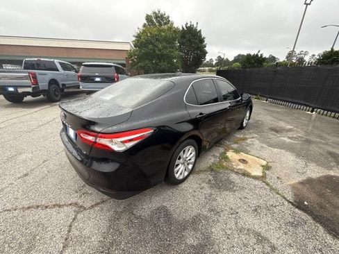 Used 2018 Toyota Camry LE FWD image 3