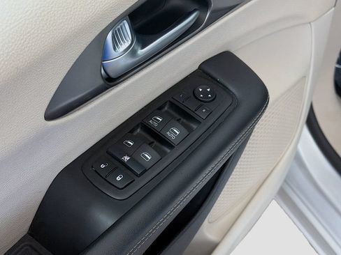 Used 2024 Chrysler Pacifica Touring-L FWD image 18