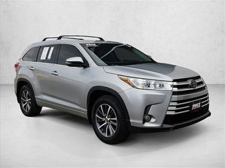 Used 2017 Toyota Highlander XLE AWD/4WD video 3