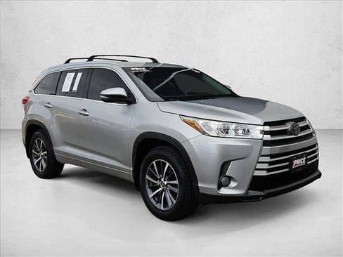Used 2017 Toyota Highlander XLE AWD/4WD image 3