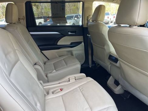 Used 2017 Toyota Highlander XLE FWD image 16