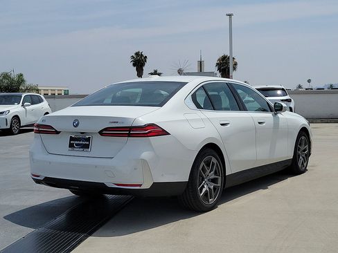 New 2026 BMW i5 eDrive40 w/ Convenience Package RWD image 3