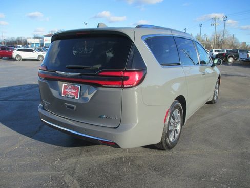 Used 2021 Chrysler Pacifica Touring-L image 4
