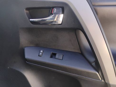 Used 2018 Toyota RAV4 XLE image 34