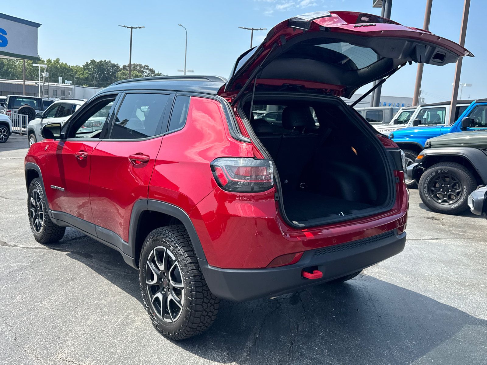 Used 2025 Jeep Compass Trailhawk w/ Trailhawk Elite Group AWD/4WD image 17