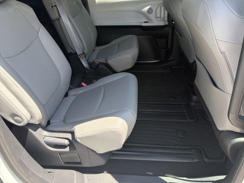 Certified 2025 Toyota Sienna XLE FWD image 25