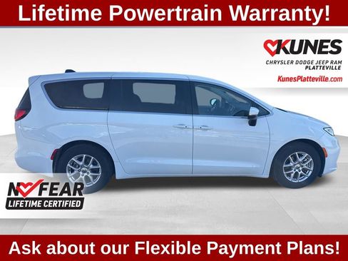 Used 2023 Chrysler Pacifica Touring-L image 3