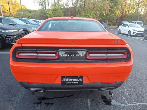 Used 2022 Dodge Challenger SXT image 6