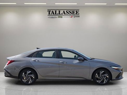 Used 2025 Hyundai Elantra Limited image 6